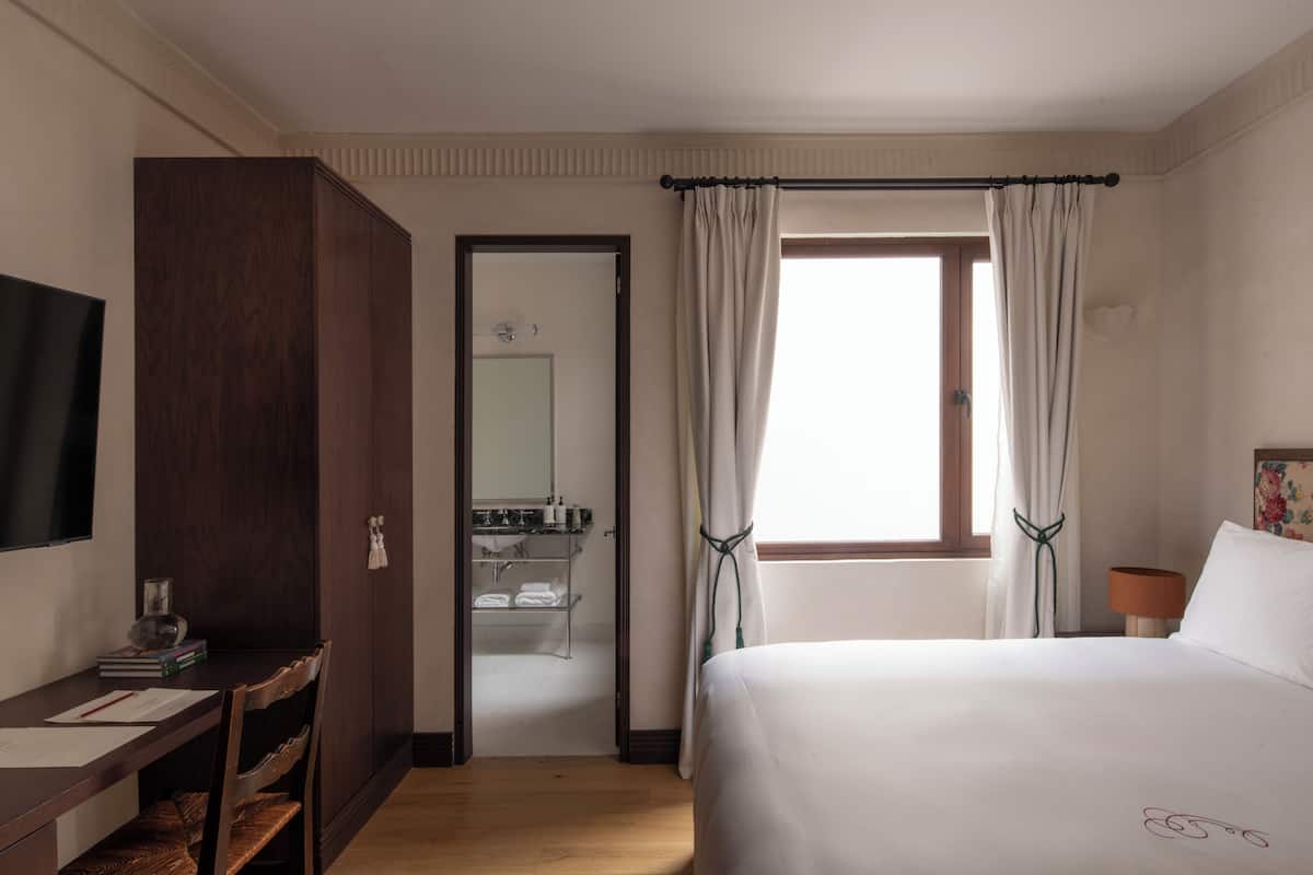 Classic Room, 1 Queen Bed | Premium bedding, memory foam beds, minibar, in-room safe