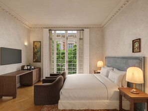 Habitación superior, 1 cama King size, vista a la ciudad | Ropa de cama de alta calidad, camas con efecto memoria y minibar 