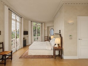 Panoramic Suite, 1 King Bed, City View | Premium bedding, memory foam beds, minibar, in-room safe