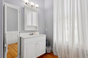 Shower, hair dryer, towels, soap - Historic Seguin Home | Walk Downtown | Pets OK (Seguin)