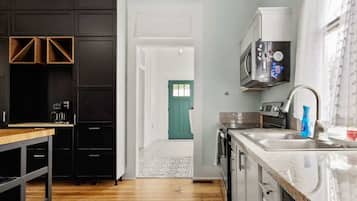 Coffee/tea maker, fridge, microwave, oven