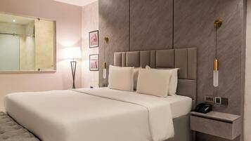 Apartemen Ekonomi, balkon, pemandangan kota | Meja kerja, ruang kerja ramah laptop, dan tirai kedap cahaya