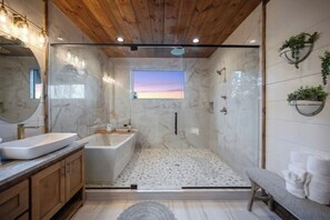 Douche, sèche-cheveux, serviettes fournies, savon