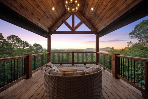 The Overlook at Firesky - 7BD-6.5Bath - Luxury Lakeview House - Sleeps 30