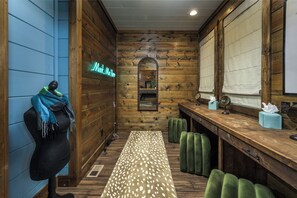 Un interior de madera con un letrero de neón, un espejo y un banco.