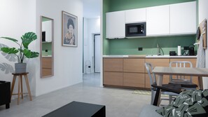 Refrigerador, microondas, placa de cocina, lavavajillas