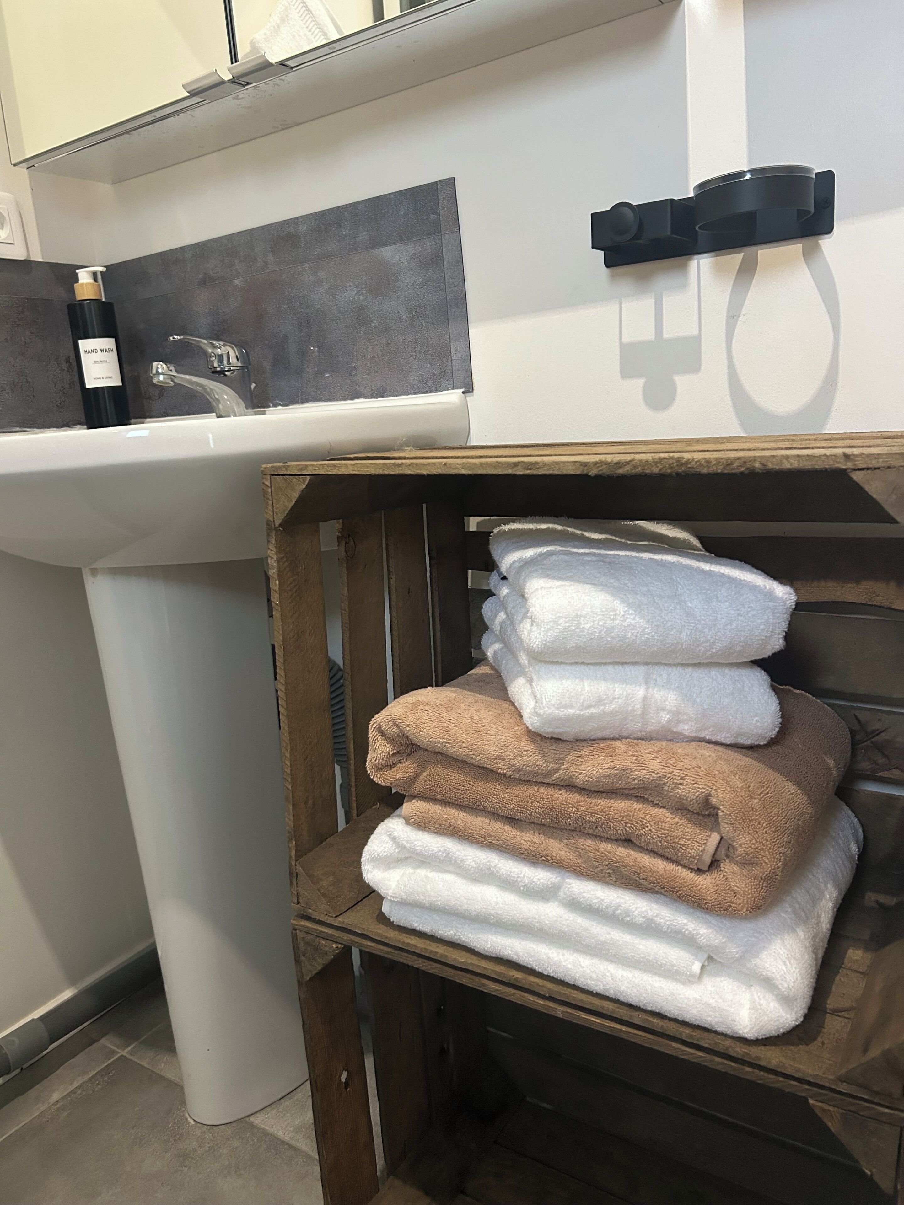 Dusch, hårtork, handdukar och tvål