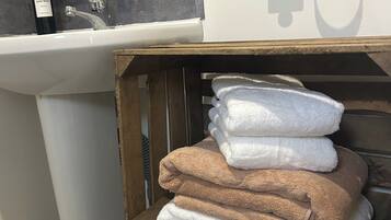 Dusche, Haartrockner, Handtücher, Seife