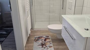 Dusche, kostenlose Toilettenartikel, Haartrockner, Handtücher