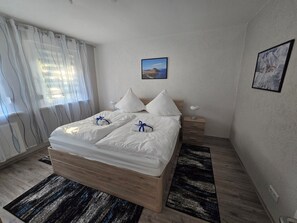 1 bedroom, desk, iron/ironing board, travel crib - Beethoven Apartments (Solingen)