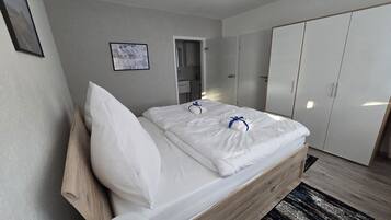 1 Schlafzimmer, Schreibtisch, Bügeleisen/Bügelbrett, Reisekinderbett