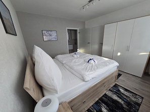1 chambre, bureau, fer et planche à repasser, lit parapluie