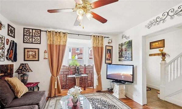 TV, fireplace