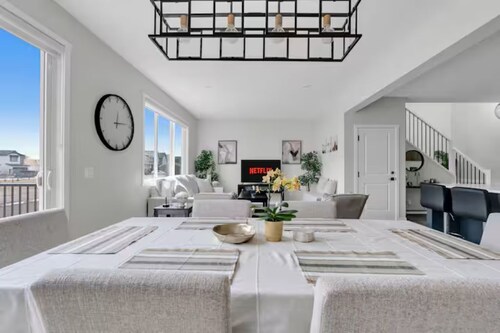 Luxury House in SE Calgary (AC/Garage/BBQ)