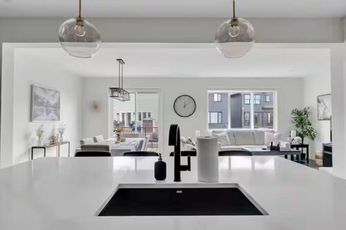 Luxury House in SE Calgary (AC/Garage/BBQ)