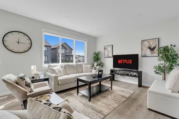 Smart TV - Luxury House in SE Calgary (AC/Garage/BBQ) (Calgary)