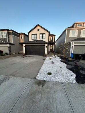 Exterior - Luxury House in SE Calgary (AC/Garage/BBQ) (Calgary)