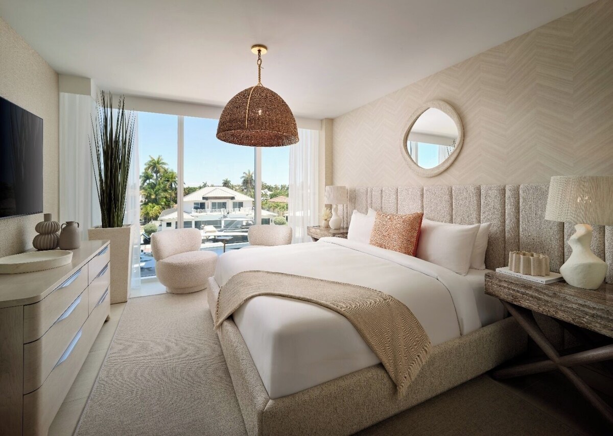 Spacious Balcony Retreat Close to Fort Lauderdale Beach – Recharge in Modern Ele