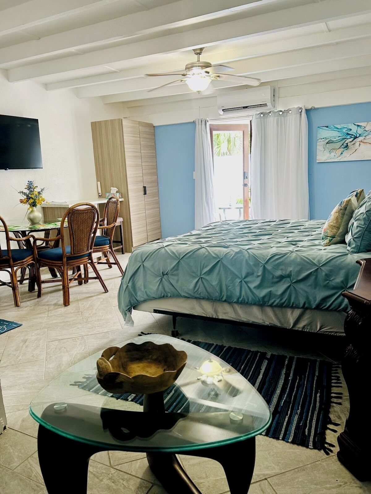 4 bedrooms, iron/ironing board, WiFi, bed sheets