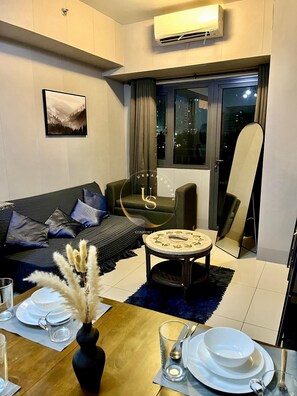 TV - Cozy and stylish 1 Br w/ Balcony near MOA, SMX, & NAIA airport. Fully furnished! (Pasay City)