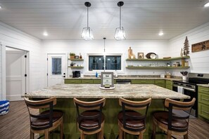 Fridge, microwave, oven, stovetop - Shyman Pines: Relax, reconnect, and make memories in Hochatown (Broken Bow)