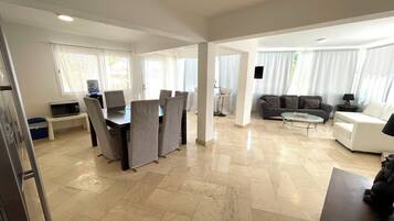 Apartamento, terraço, de frente para a praia | Área de estar | TV LED