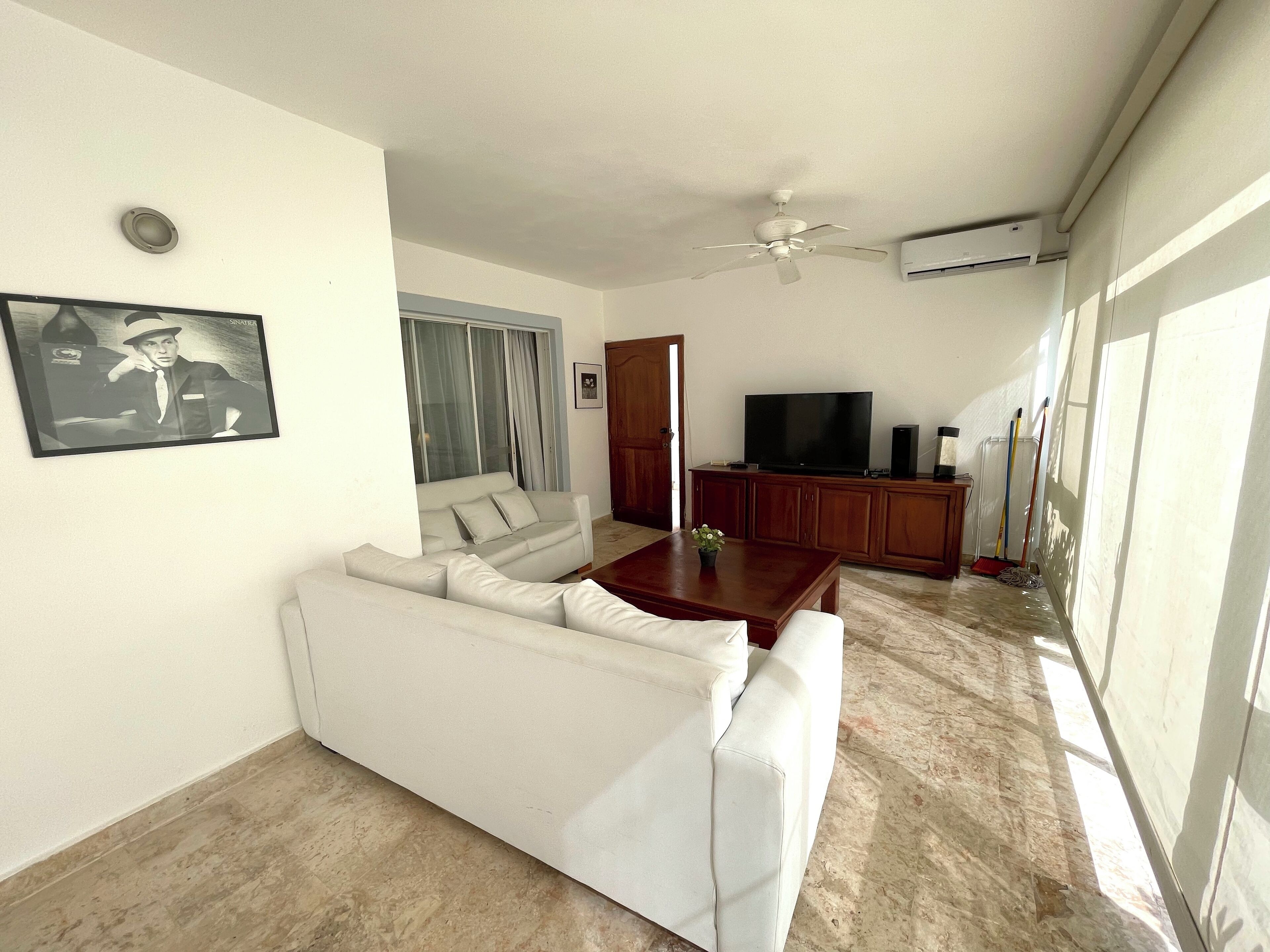 Leilighet, 2 soverom, ved basseng | Oppholdsområde | LED-TV