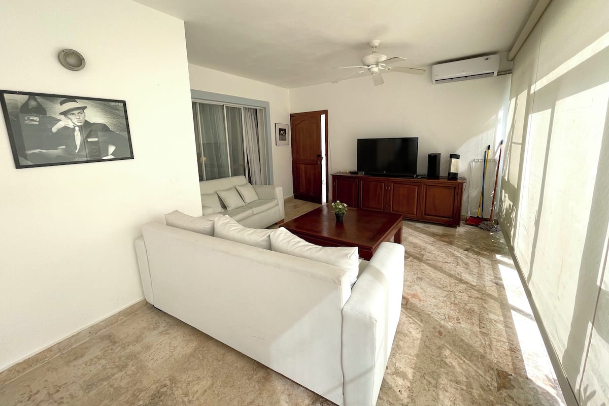 Apartment, 2 Bedrooms, Poolside | Ruang tamu | TV LED