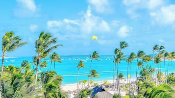 Am Strand, weißer Sandstrand, Liegestühle, Sonnenschirme