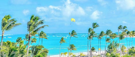 Accommodatie ligt op het strand, wit zand, ligstoelen, parasols