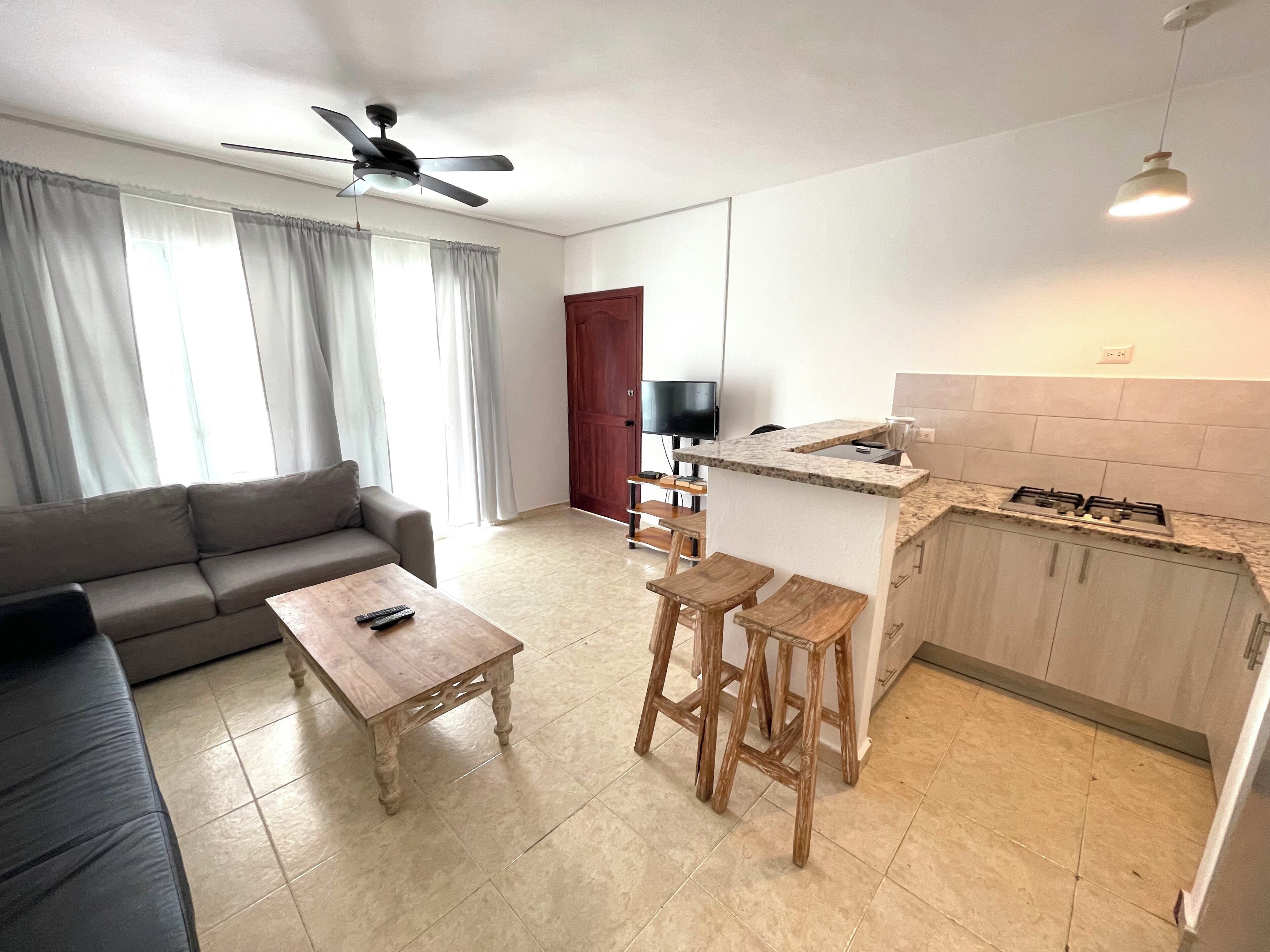 Leilighet, terrasse, bassengutsikt | Eget kjøkken | Kjøleskap, mikrobølgeovn, kokeplater og kaffetrakter/tekoker