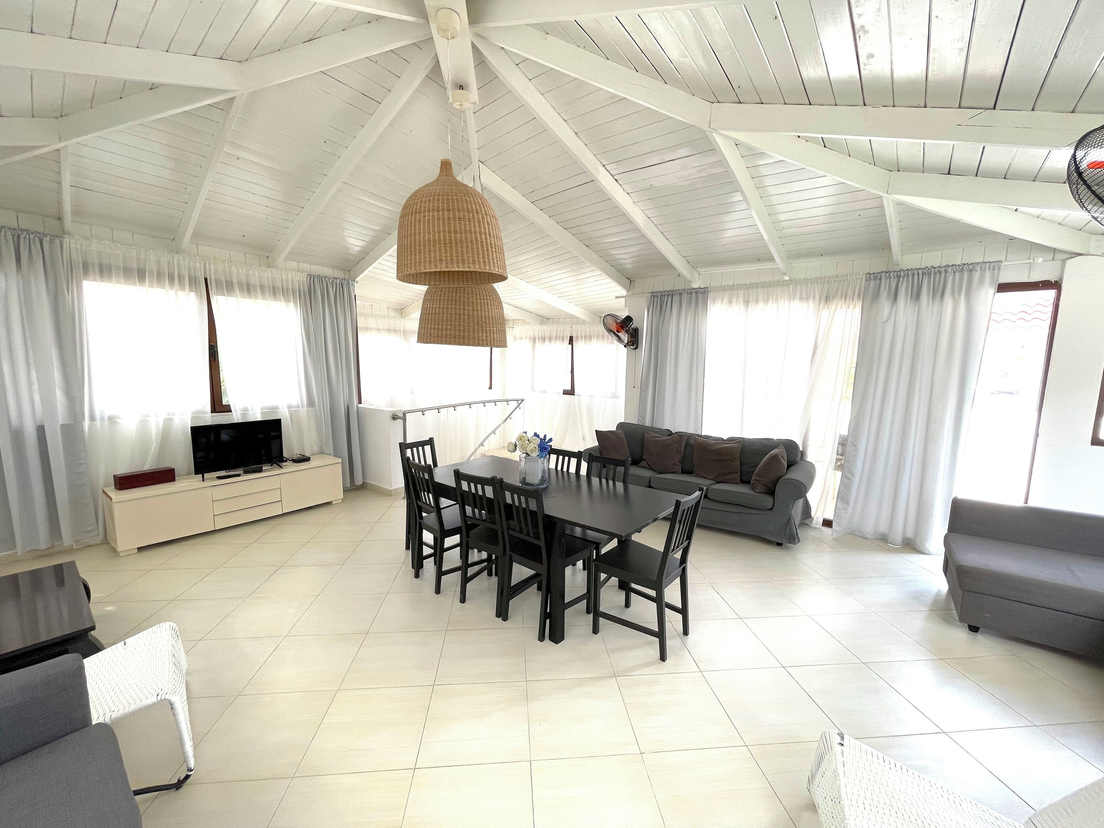 Villa, 2 soverom, terrasse | Oppholdsområde | LED-TV