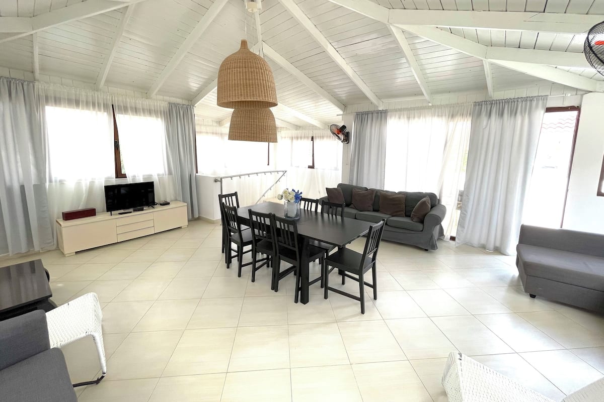 Villa, 2 Bedrooms, Terrace | Ruang tamu | TV LED