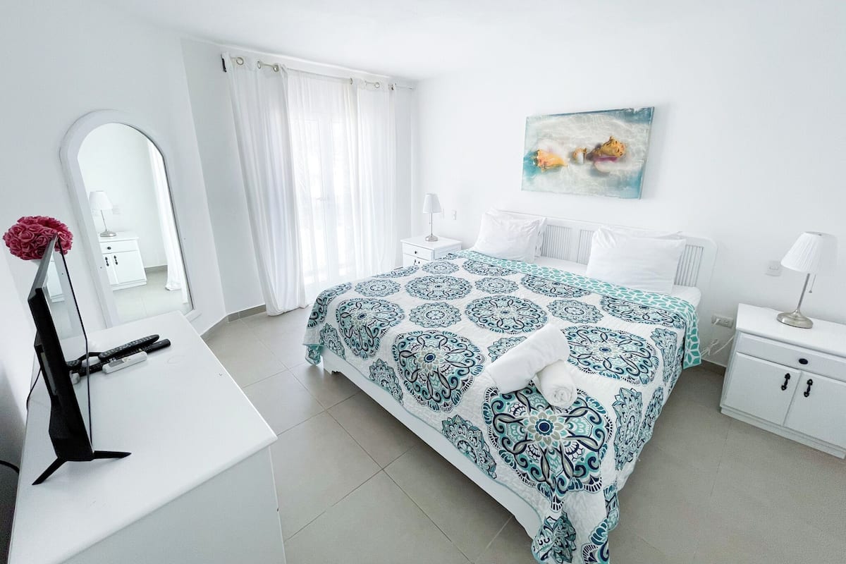 Apartament, 1 dormitori, balcó, vistes a l'oceà | Caixa forta a l'habitació, cortines opaques i planxa i posts de planxar