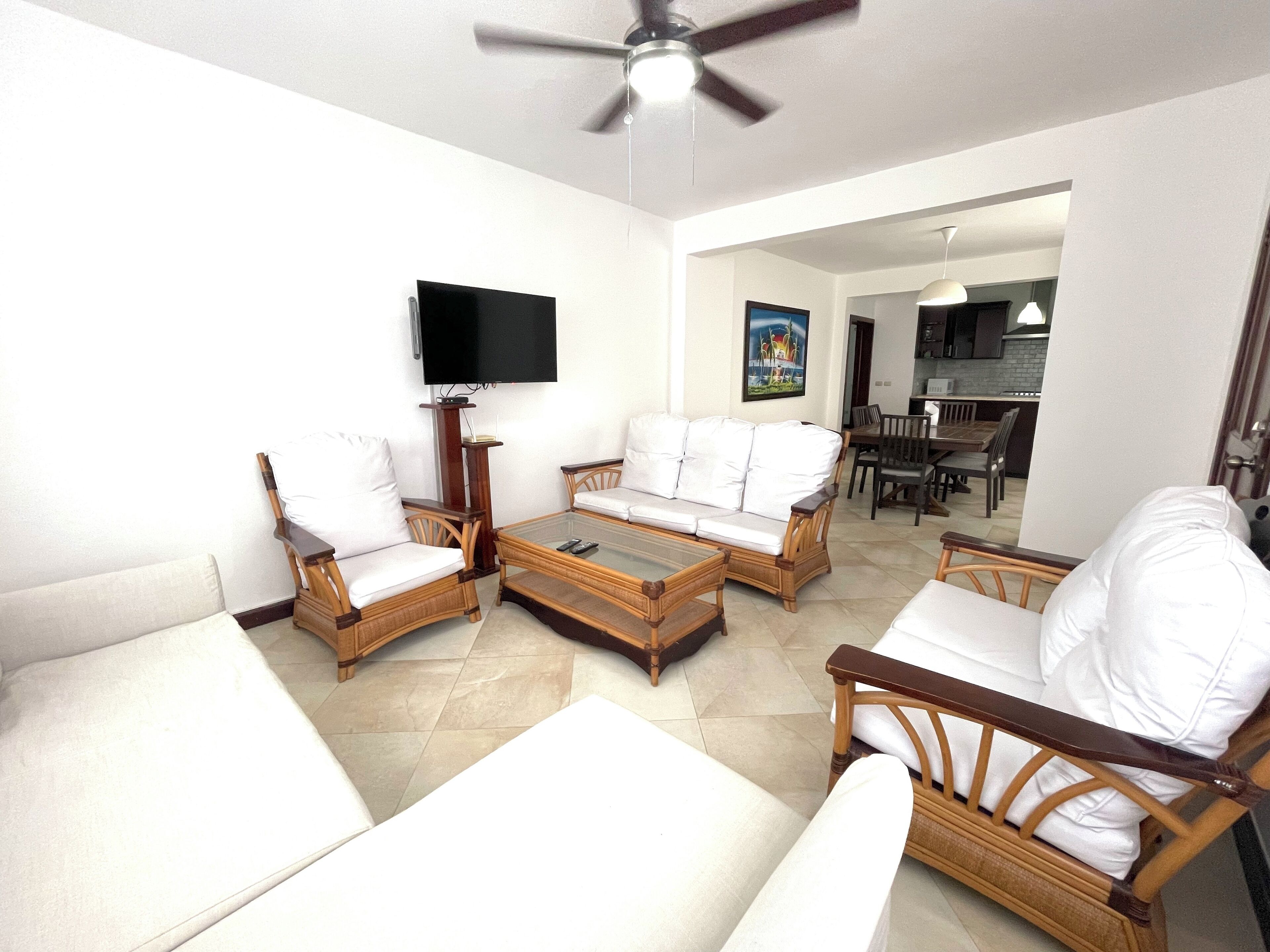 Leilighet, 1 soverom, ved stranden | Oppholdsområde | LED-TV