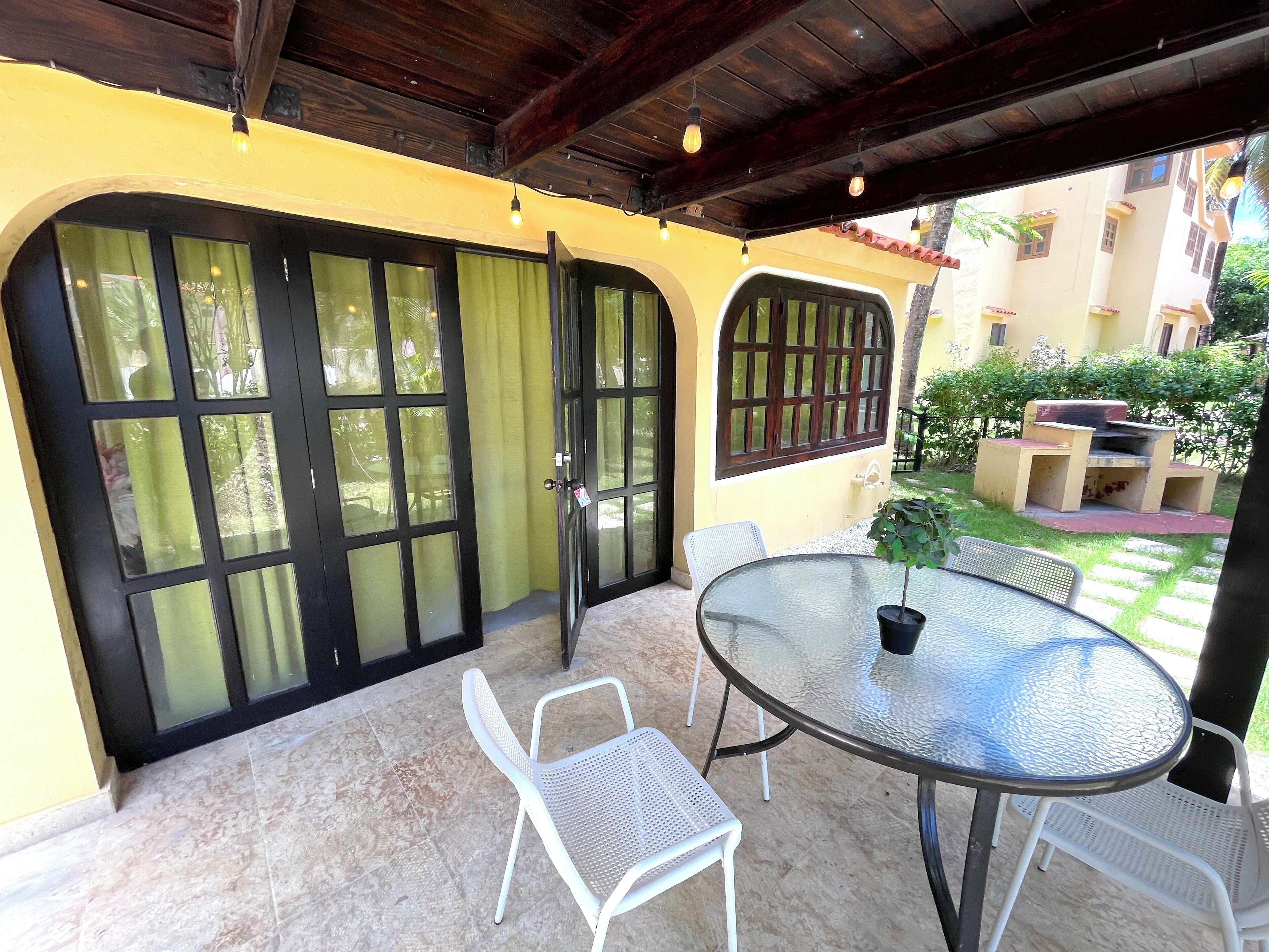 Villa, terrasse, hageutsikt | Terrasse/patio