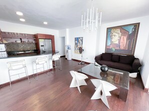 Apartamento, 2 quartos, ao lado da piscina | Área de estar | TV LED