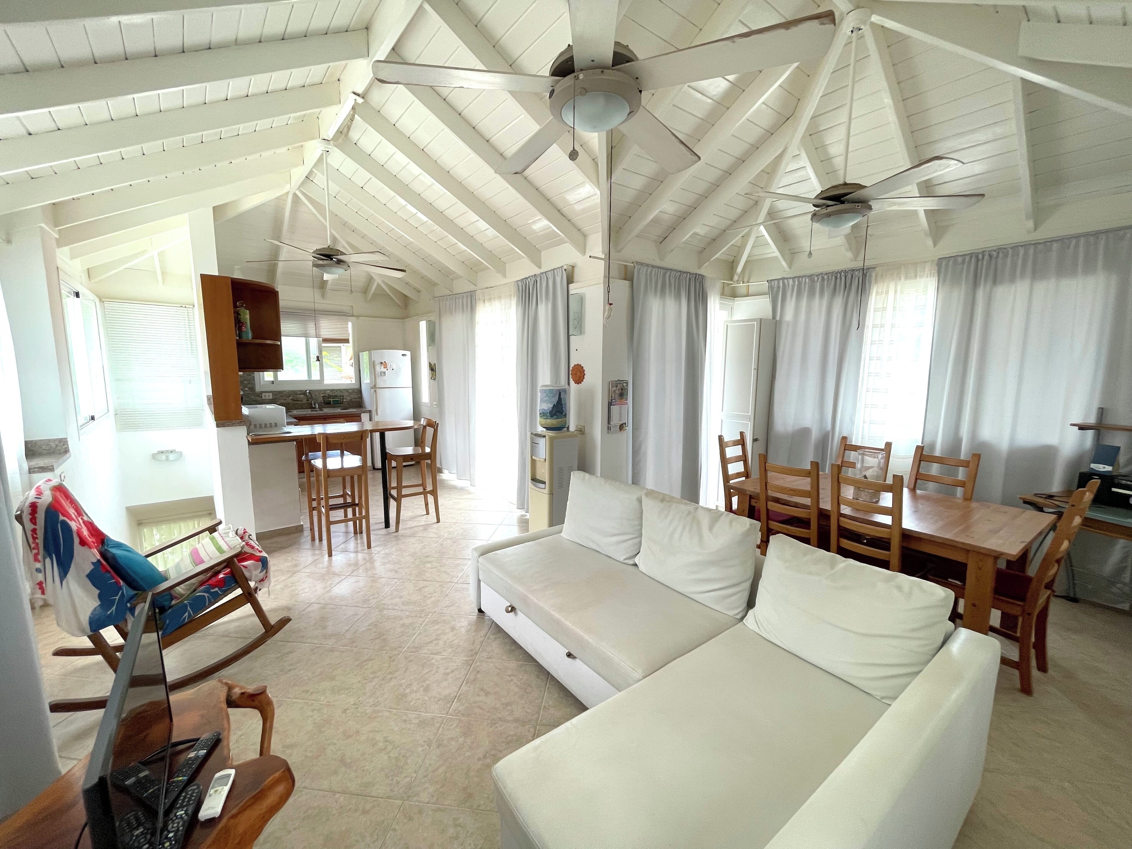 Villa, 2 soverom, ved stranden | Oppholdsområde | LED-TV