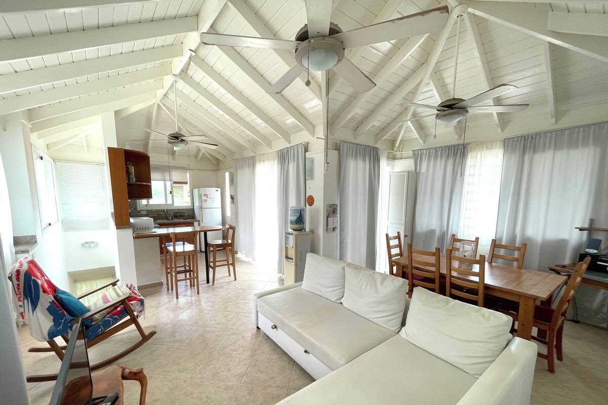 Villa, 2 chambres, au bord de la plage | Aire de séjour | Téléviseur à DEL