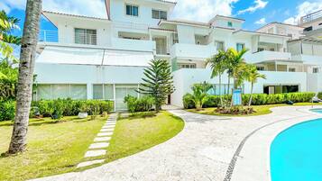 Appartement, 2 chambres, en bord de piscine | Vue depuis le balcon