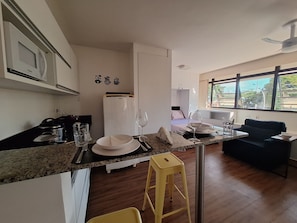 Kühlschrank, Mikrowelle, Herdplatte, Wasserkocher mit Kaffee-/Teezubehör