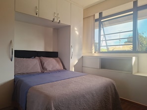 1 chambre, bureau, fer et planche à repasser, lit parapluie
