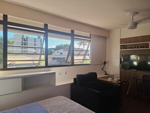 1 Schlafzimmer, Schreibtisch, Bügeleisen/Bügelbrett, Reisekinderbett