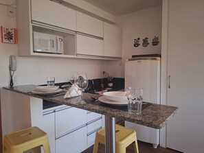 Réfrigérateur, micro-ondes, plaque de cuisson, cafetière/bouilloire
