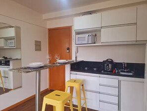 Geladeira, micro-ondas, cooktop, cafeteira/chaleira