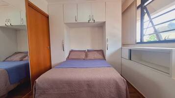 1 quarto, escrivaninha, ferros/tábuas de passar roupa, berço de viagem