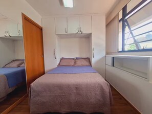 1 quarto, escrivaninha, ferros/tábuas de passar roupa, berço de viagem