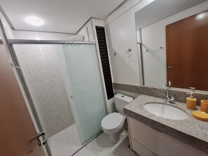 Shower, hair dryer, towels, soap - Studio W3 north, elevator, central location in Plano Piloto.  (Brasília)