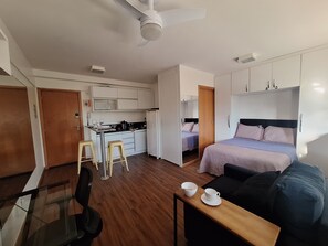 1 Schlafzimmer, Schreibtisch, B ügeleisen/Bügelbrett, Reisekinderbett