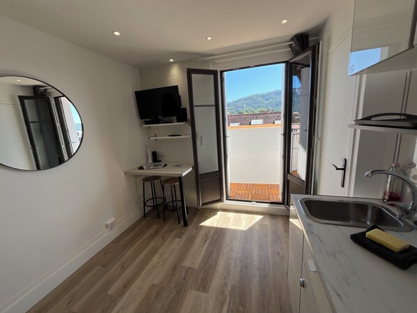 Fridge, microwave, stovetop, coffee/tea maker